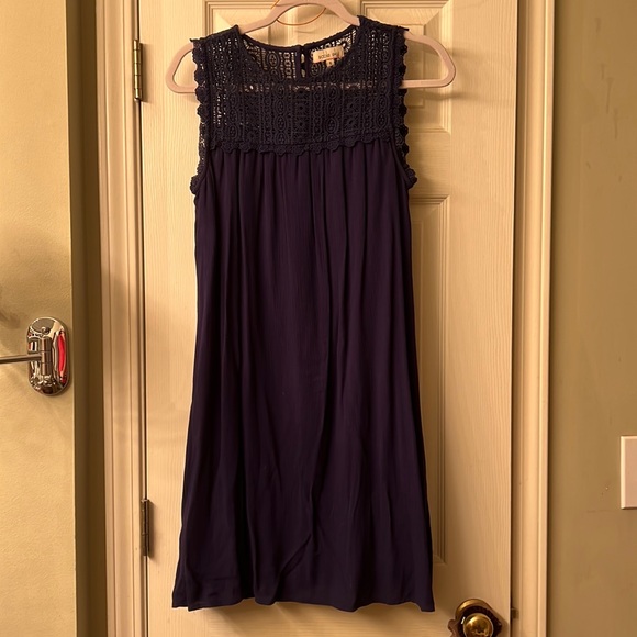 Dresses & Skirts - Embroidered navy dress